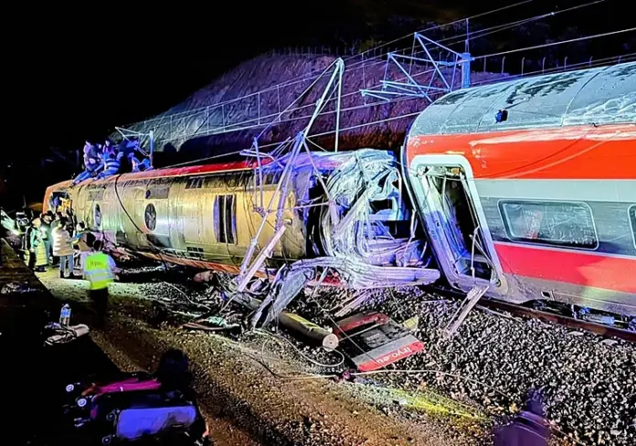 Tren de alta velocidad tras un grave accidente ferroviario en Andalucía, sur de España