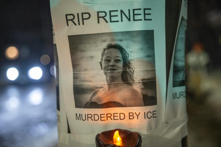 Retrato de Renee Nicole Good con mensaje RIP en el lugar donde fue abatida por la policía migratoria ICE en Minneapolis el 7 de enero
