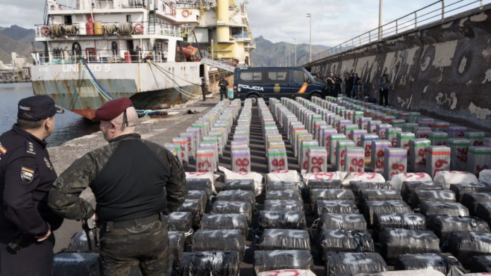 El tráfico de cocaína hacia Europa se transforma: transbordos en alta mar y droga camuflada en productos legales, según un informe de Europol.